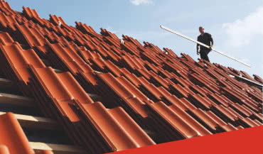 Ceramiczne dachówki kształtowe: przewodnik po detalach dachu